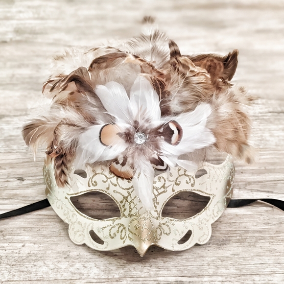 Exotic Feathered Ladies Masquerade Mask Venetian Cateye Ivory Crème - Picture 8 of 8